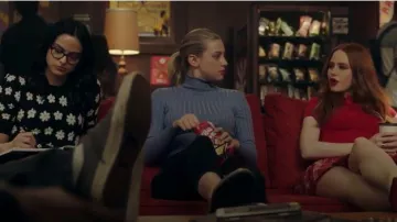 Falda de botón de pala usada por Veronica Lodge (Camila Mendes) en Riverdale Temporada 4 Episodio 19