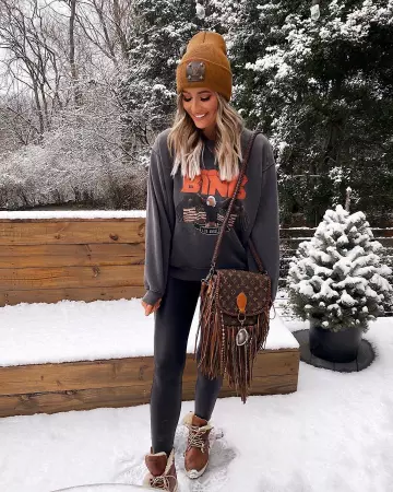 Faux Leather Leg­gings of Sarah Knuth on the Instagram account @sarahknuth