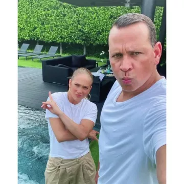 R13 Recadrée Triple Pli Croisé des Pantalons portés par Jennifer Lopez Arod Instagram le 7 Mai 2020