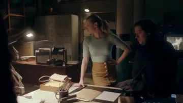 Falda delantera de botón bronceado usada por Betty Cooper (Lili Reinhart) en Riverdale Temporada 4 Episodio 19