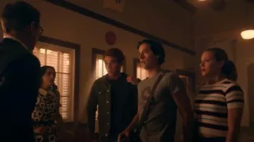 Suéter acanalado de manga corta usado por Betty Cooper (Lili Reinhart) en Riverdale Temporada 4 Episodio 19