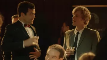 Camisa blanca de Dylan (Johnny Flynn) en Lovesick (S02E05)
