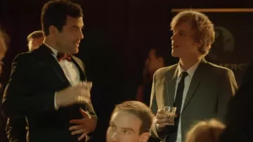Chaqueta de traje gris de Dylan (Johnny Flynn) en Lovesick (S02E05)