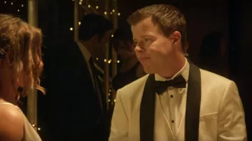 Camisa blanca de Jonno (Stephen Wight) en Lovesick (S02E05)