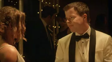 Pajarita negra de Jonno (Stephen Wight) en Lovesick (S02E05)