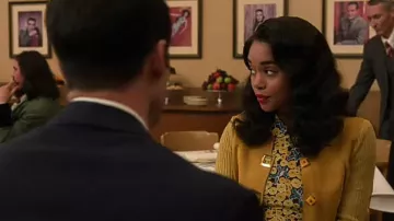 La veste jaune en daim de Camille Washington (Laura Harrier) dans Hollywood (S01E02)