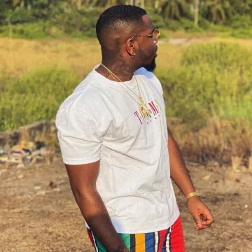The t-shirt Tommy Jeans worn by Tayc on his account Instagram @taycofficiel_