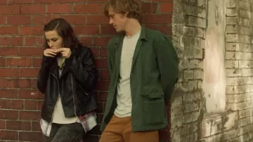 Chaqueta verde militar de Dylan (Johnny Flynn) en Lovesick (S02E06)