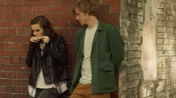 Pantalones de camello de Dylan (Johnny Flynn) en Lovesick (S02E06)