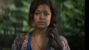 The V neck collar golden Evie (Antonia Thomas) in Lovesick (S02E08)