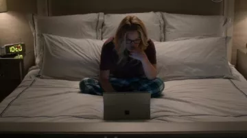Microsoft Surface Pro used by Jen Harding (Christina Applegate) in Dead to Me (S02E01)