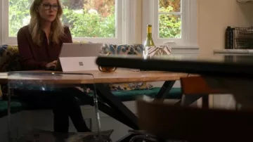 Microsoft Surface Pro used by Jen Harding (Christina Applegate) in Dead to Me (S02E03)
