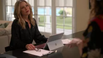 Microsoft Surface Pro used by Jen Harding (Christina Applegate) in Dead to Me (S02E07)