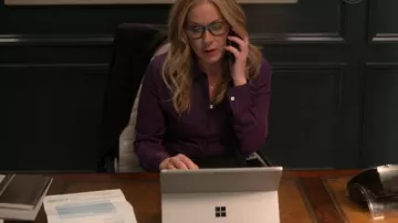 Microsoft Surface Pro used by Jen Harding (Christina Applegate) in Dead to Me (S02E05)