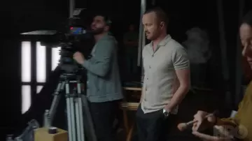 Le polo Roberto Collina porté par Aaron Paul dans la vidéo YouTube Welcome to Westworld: Evan Rachel Wood & Aaron Paul – Analysis Featurette | HBO