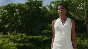 The necklace pendant cross of Amelia King (Jenny Jules) in Murder in paradise (S07E04)