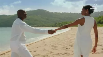 Le pantalon blanc porté par Steadman King (Steve Toussaint) dans Meurtres au paradis (S07E04)