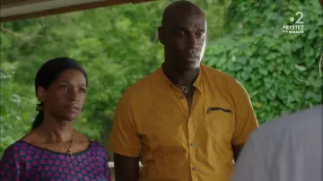 La chemise à manches courtes moutarde portée par Steadman King (Steve Toussaint) dans Meurtres au paradis (S07E04)