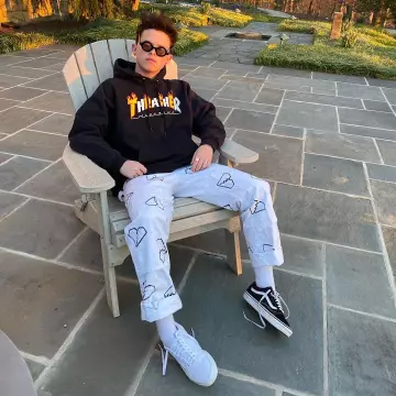 Le sweatshirt à capuche noir Thrasher 'flame' porté par Jacob Sartorius sur son compte Instagram @jacobsartorius 