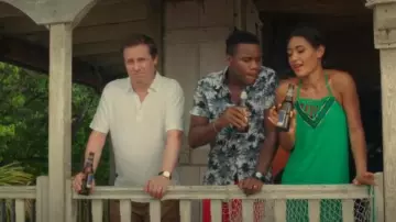 La chemise écru portée par DI Jack Mooney (Ardal O'Hanlon) dans Meurtres au paradis (S07E04)