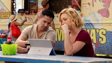 Microsoft Surface Pro used by Juliett Higgins (Perdita Weeks) in Magnum P.I. (S02E18)