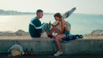 Zapatillas Converse Chuck Taylor de color rosa pálido usadas por Sofía (Amanda Campana) en Tres metros sobre el cielo (S01E02)