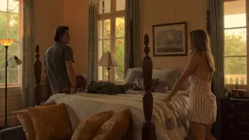 American Eagle barboteuse rayée porté par Sarah Cameron (Madelyn Cline) dans les Outer Banks (S01E06)