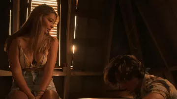 Topshop bralette a rayas usado por Sarah Cameron (Madelyn Cline) en Outer Banks (S01E07)