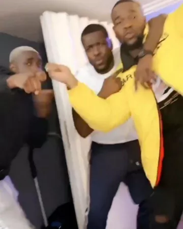 La chaqueta de plumón reversible karl kani amarilla que lleva Tayc en la cuenta de Instagram de @taycfans