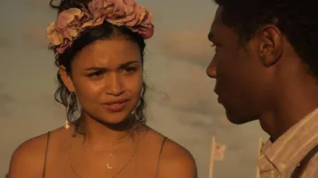 Corona de flores usada por Kiara (Madison Bailey) en Outer Banks (S01E05)