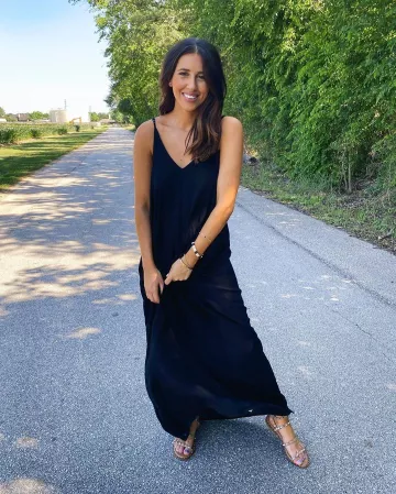 Trav­el Tan of Dede Raad on the Instagram account @dressupbuttercup