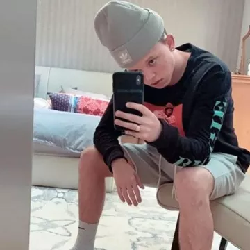 La gorra gris que lleva Jacob Sartorius en la cuenta de Instagram @jacob_sartorius_fans_best 