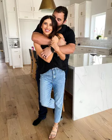 Trav­el Tan San­dals of Dede Raad on the Instagram account @dressupbuttercup