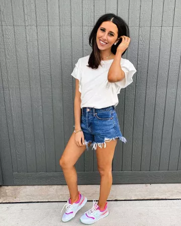 La camiseta perfecta de Dede Raad en la cuenta de Instagram @dressupbuttercup