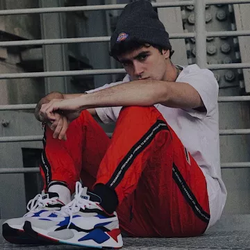 Los pantalones de chándal rojos Puma que lleva Itzan Escamilla en la cuenta de Instagram @itzan.escamilla 