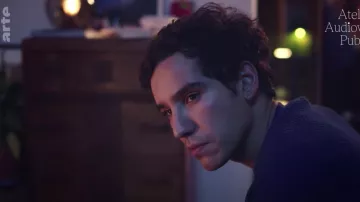 Suéter de nido de abeja de Simon (Adam Bessa) en Lonely Loves (S01E15)