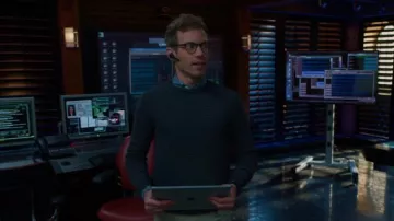 Microsoft Surface Pro used by Eric Beale (Barrett Foa) in NCIS: Los Angeles (S11E21)