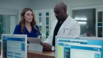 Microsoft Surface Pro used by Barrett Cain (Morris Chestnut) in The Resident (S03E20)