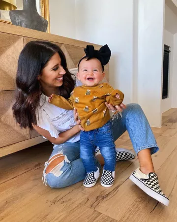 High Waist Ripped Crop Straight Leg Jeans de Dede Raad en la cuenta de Instagram @dressupbuttercup