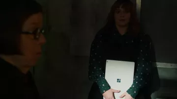 Microsoft Surface Pro usado por Nell Jones (Renée Felice Smith) en NCIS: Los Angeles (S11E19)