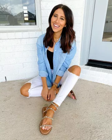 Première Couche Slim Fit Rib Knit Tank Top pour les Femmes de Dede Raad sur l'Instagram account @dressupbuttercup