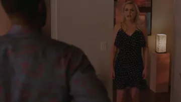 Mini vestido de lunares de Alexis Carrington (Elaine Hendrix) en Dinastía (S03E20)