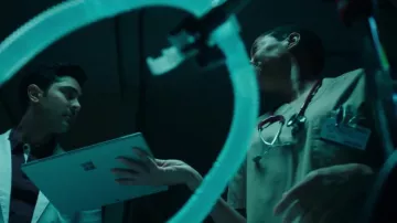 Microsoft Surface Pro usado por Devon Pravesh (Manish Dayal) en The Resident (S03E18)