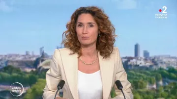 The jacket blazer striped vintage Chanel Marie-Sophie Lacarrau in Newspaper 13 hours on france 2
