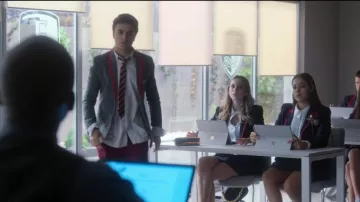 Microsoft Surface Pro usado por Rebeca (Claudia Salas) en Elite (S03E06)