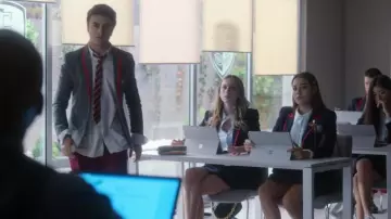 Microsoft Surface Pro used by Lu (Danna Paola) in Elite (S03E06)
