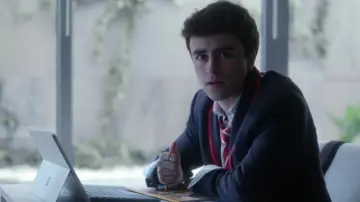 Microsoft Surface Pro used by Samuel García Domínguez (Itzan Escamilla) in Elite (S03E05)