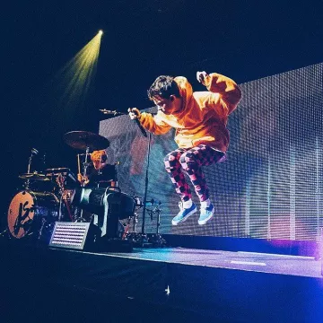 La sudadera naranja oversize que lució Jacob Sartorius en su cuenta de Instagram @hiplikejacobb 