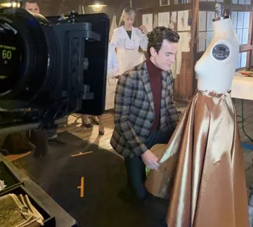 La jupe en satin de Lucy Hale aka Katy Keene sur le tournage de la série Katy Keene