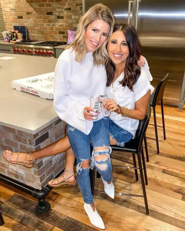 Trav­el Tan San­dals of Dede Raad on the Instagram account @dressupbuttercup